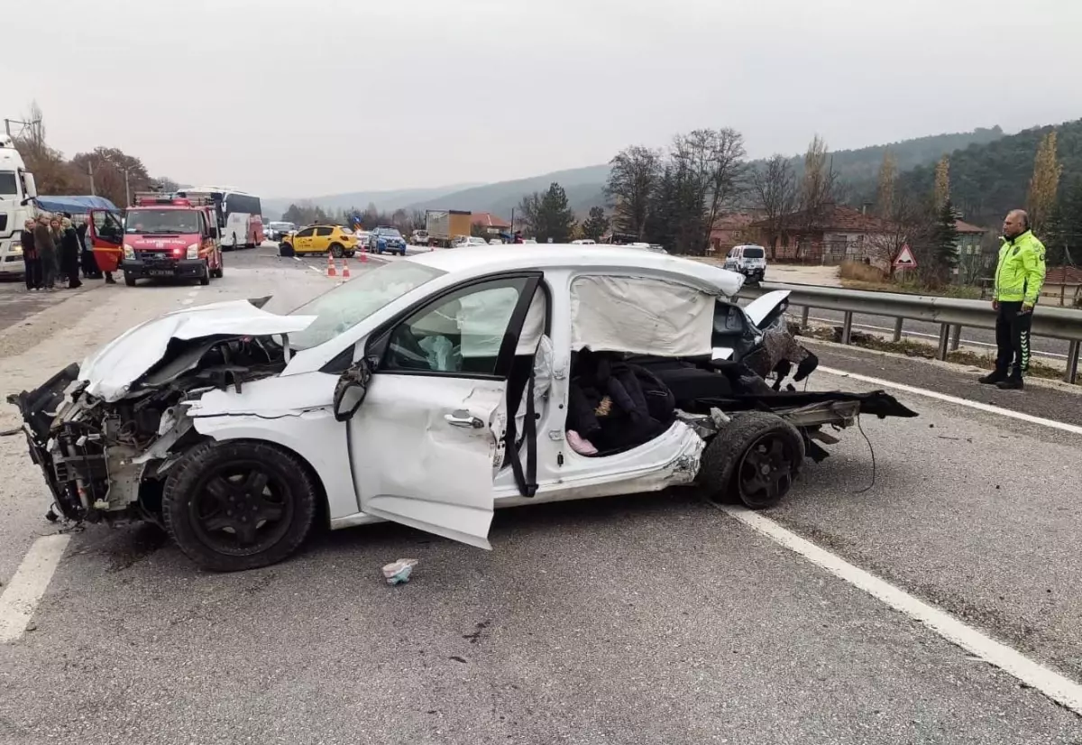 Trafik Kazasında Öğretmen ve Kızı Hayatını Kaybetti