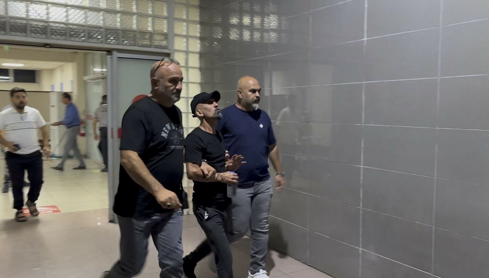 17 yıl hapis cezasıyla aranan şüpheli düğünde ortaya çıktı