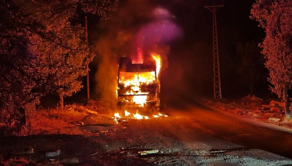 Adıyaman’da park halindeki kamyon yandı