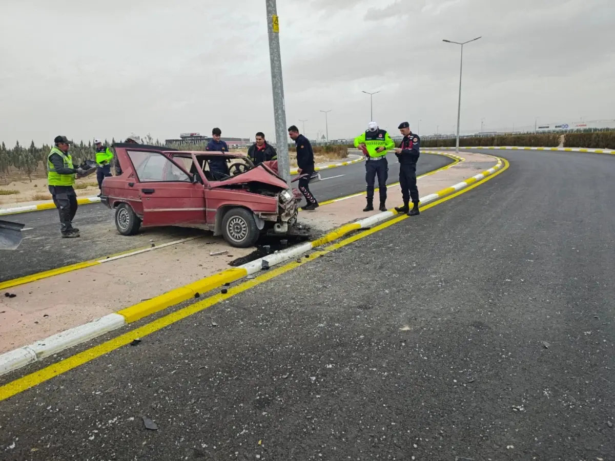 aydinlatma diregine carpan otomobilin surucusu oldu esi yaralandi b65ITnEG.jpg