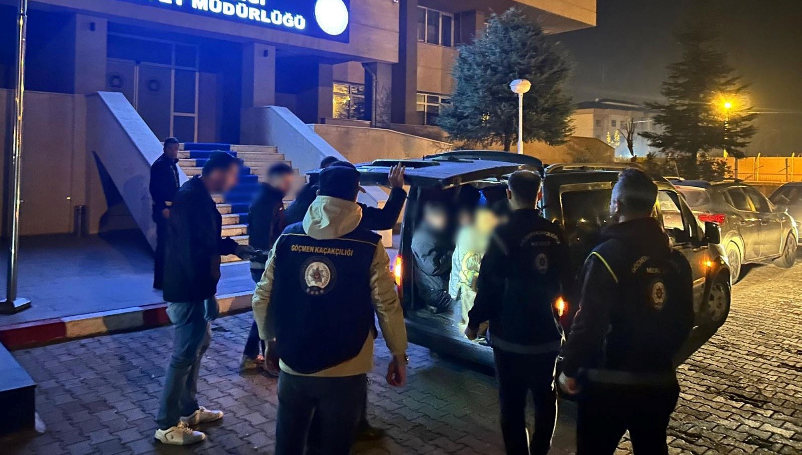 Bagajdan 10 kaçak göçmen çıktı