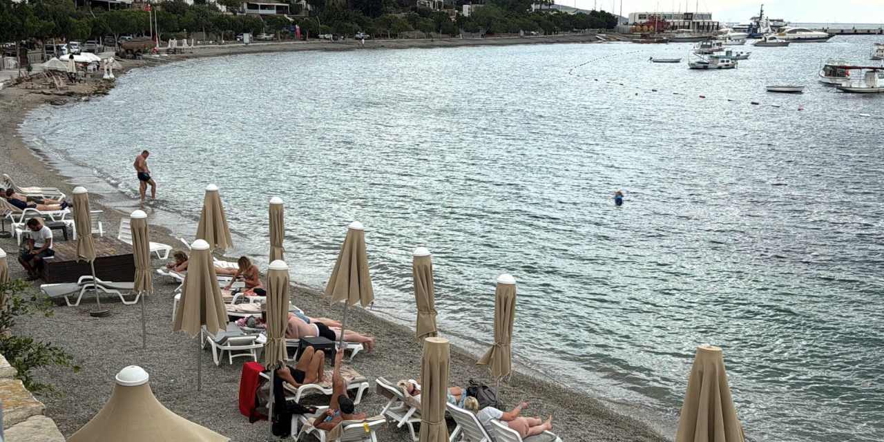 Bodrum’u sağanak vurdu turistler aldırış etmedi: Denizin keyfini böyle çıkardılar