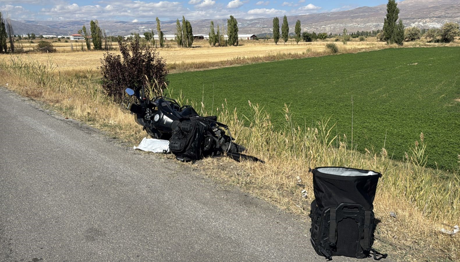 Erzincan’da bariyere çarpan motosikletteki sürücü öldü