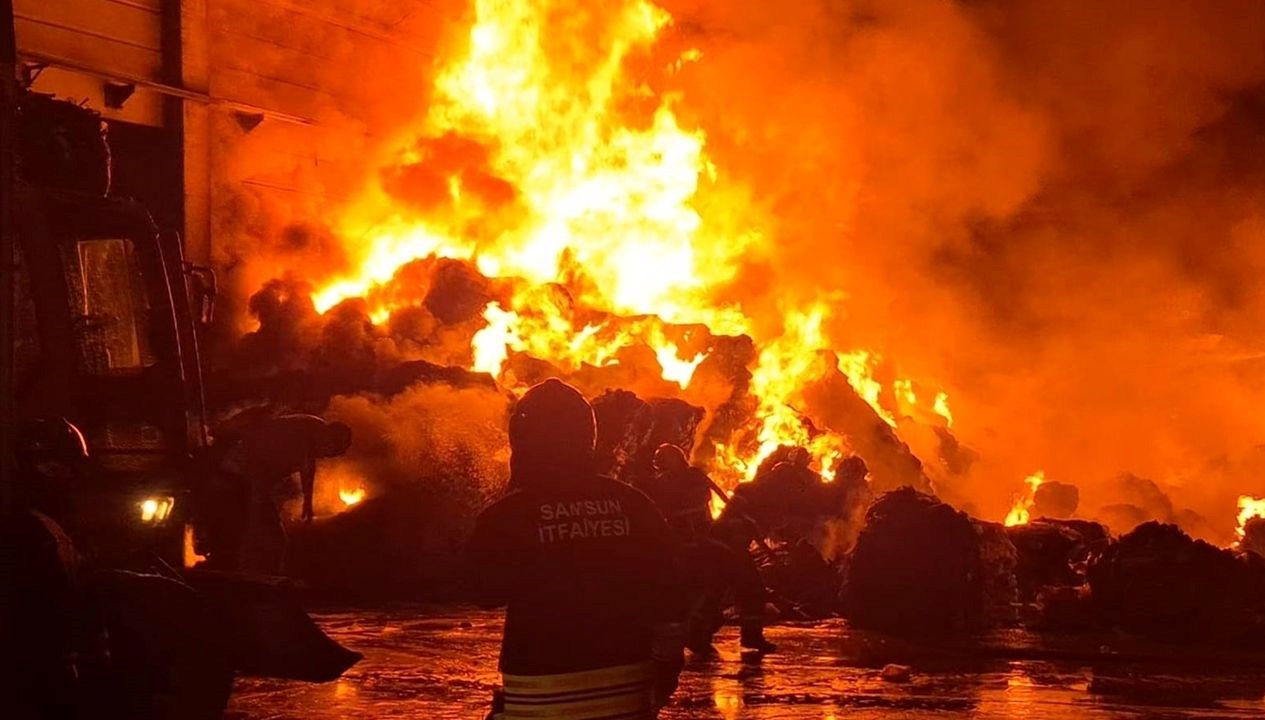Geri dönüşüm fabrikasında büyük yangın