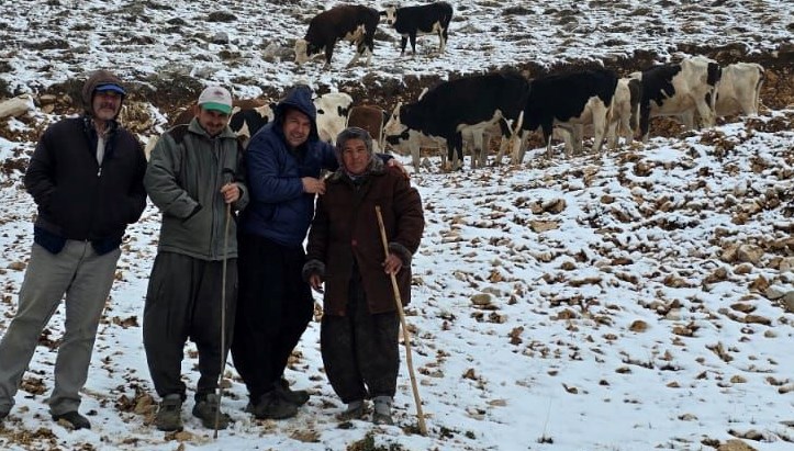 Kar yağınca yaylada mahsur kalan kadını komşuları kurtardı