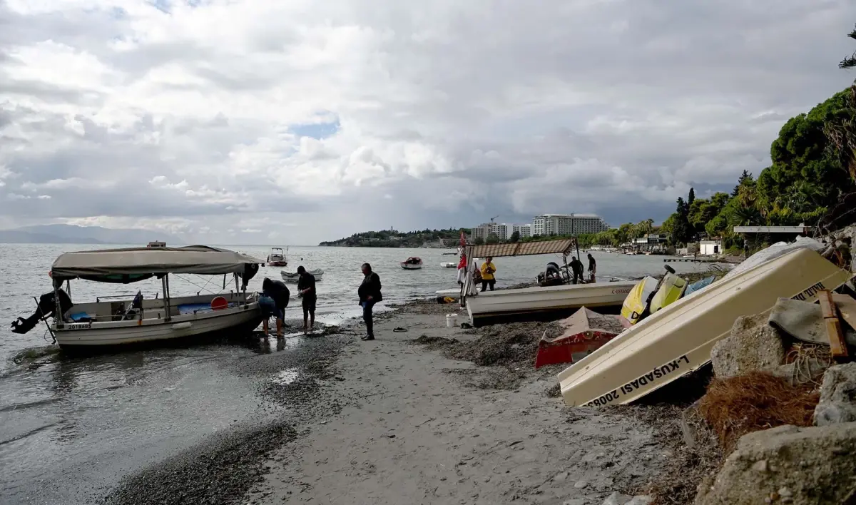 kusadasinda firtina balikcilari vurdu tekneler karaya oturdu 7WJP5Zmq