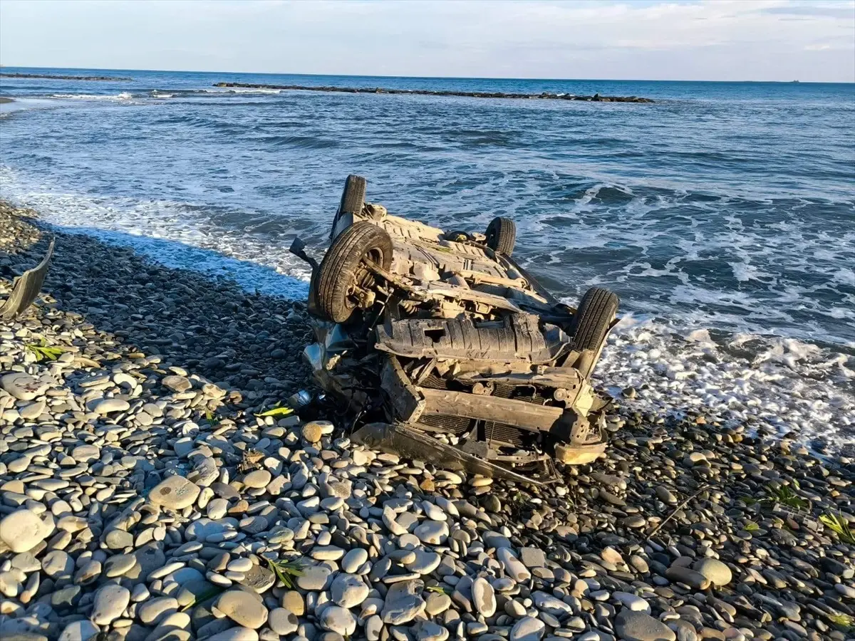 Samsun’da Otomobilin Deniz Kenarına Devrilmesi: Sürücü Yaralandı