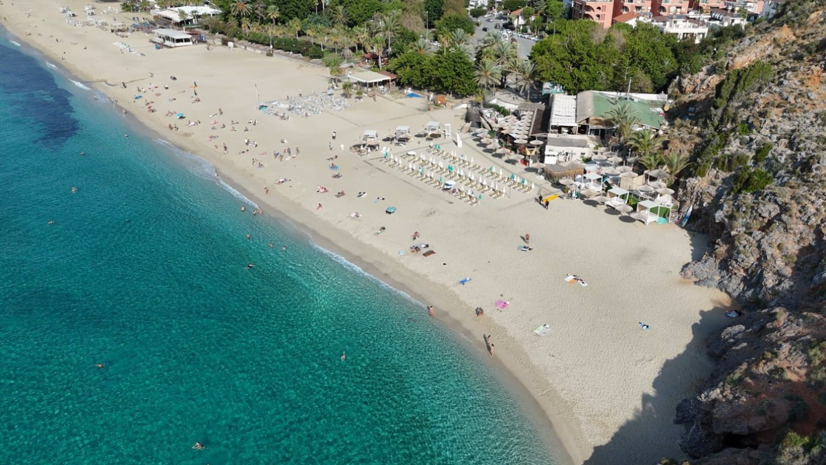 Antalya’da plaj sezonu kasım ayında da devam ediyor