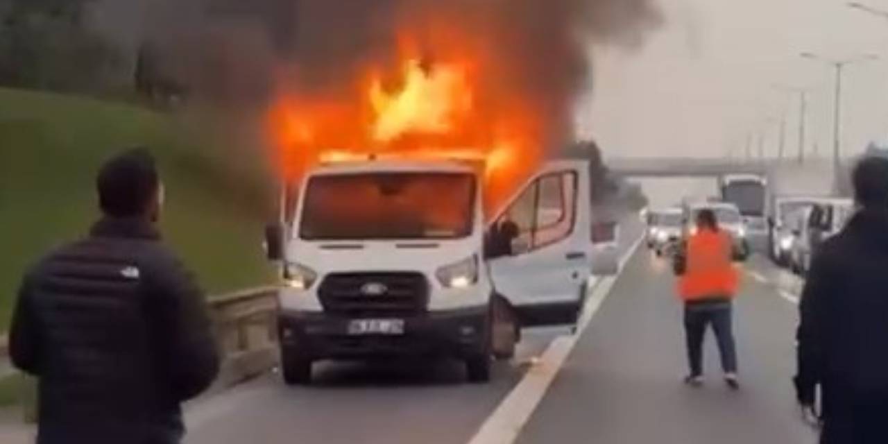 Beykoz’da seyir halindeki kamyonet alev alev yandı!