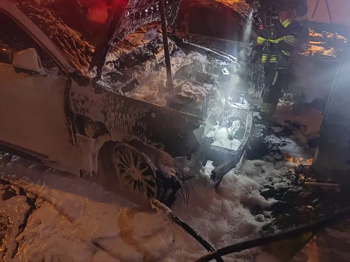 Burhaniye’de Park Halindeki Araçlarda Yangın