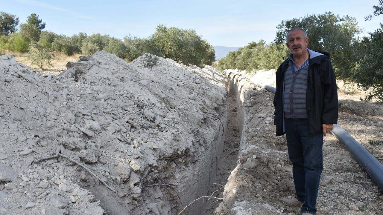 dsi emekli ogretmenin bahcesine 100 metrelik kanal acti bu eskiyalik baska bir sey degil CtK26lOp.jpg