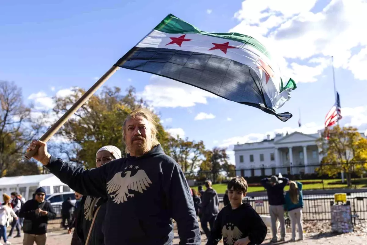 Suriyelilerden Şara’ya Sevgi Gösterisi