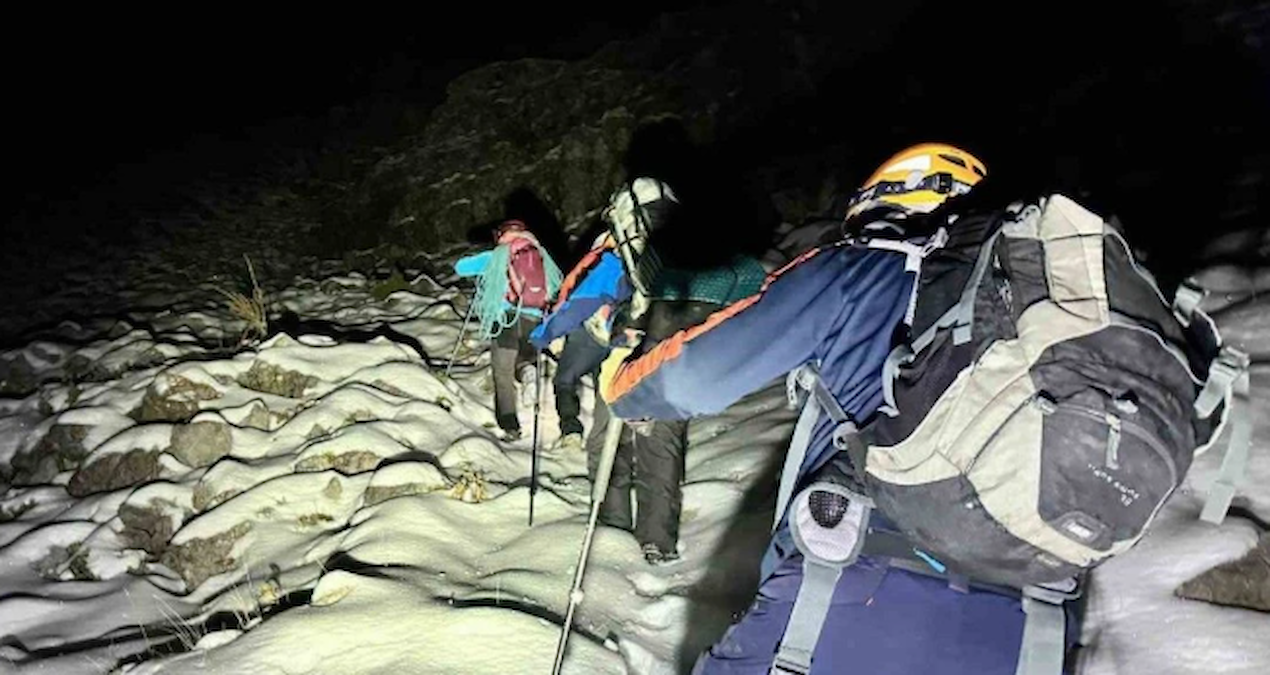 Akdağ’da mahsur kalan 3 dağcı kurtarıldı