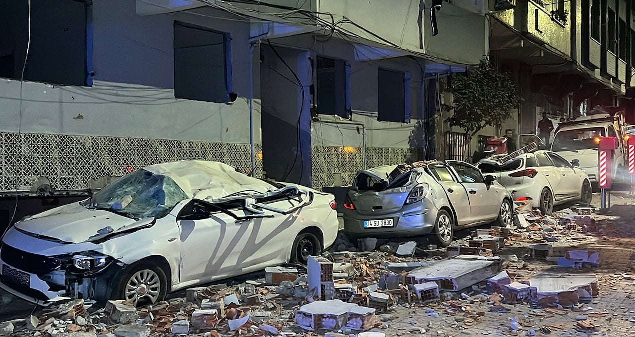 İstanbul’da sokak savaş alanına döndün: Araçlar hurdaya döndü