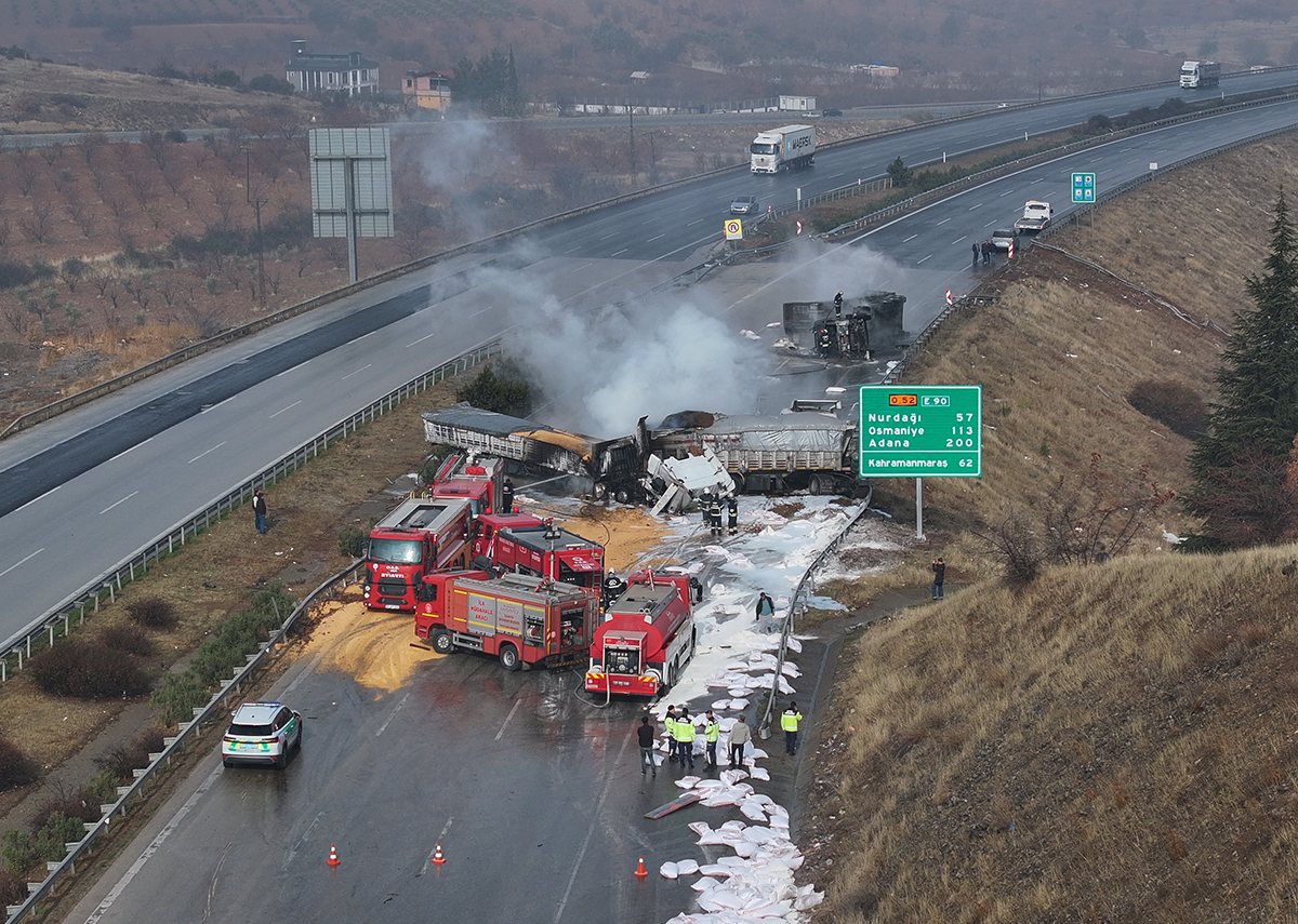 Otoyolda TIR’lar çarpıştı, yol trafiğe kapandı