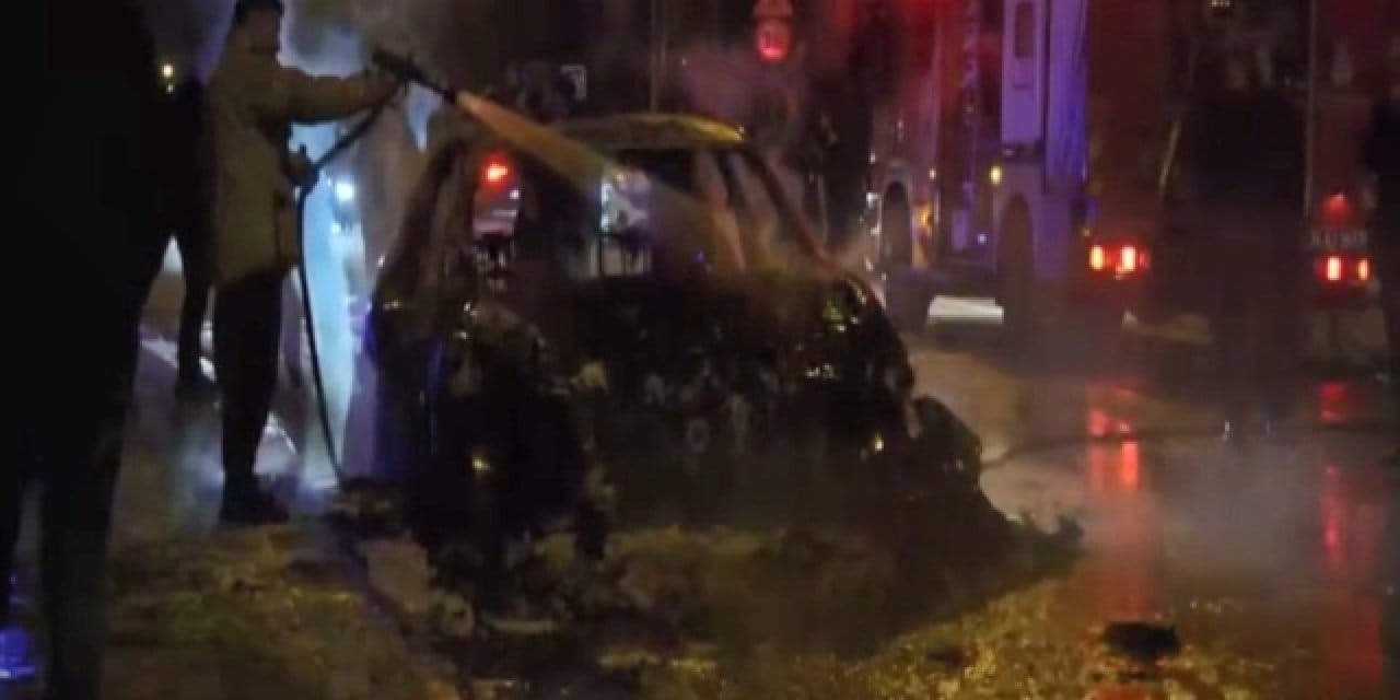 Seyir halindeki araç alev aldı defalarca patladı