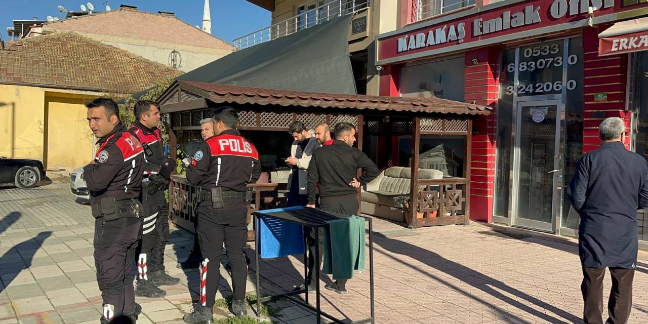 Zorla arabaya bindirmek istedikleri veterineri vurdular!