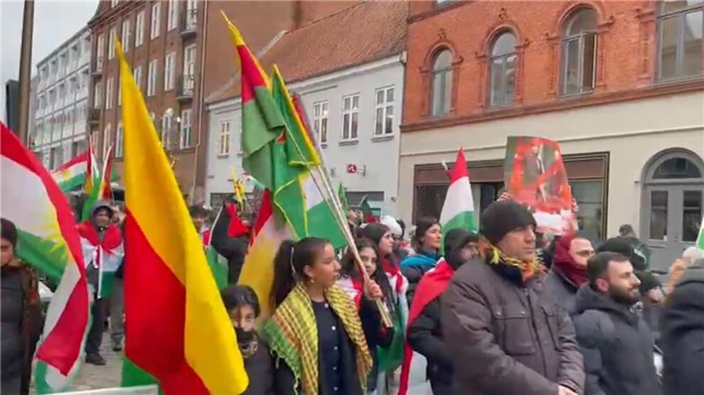 Horsens’te Rojava için yürüyüş: Yüzlerce kişi saldırıları protesto etti