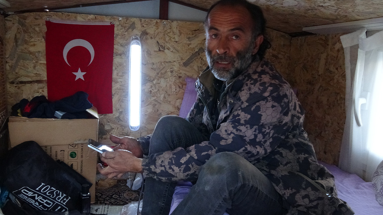 Kendi Tasarladığı Araçta Yaşamak Zorunda Kalan Adam