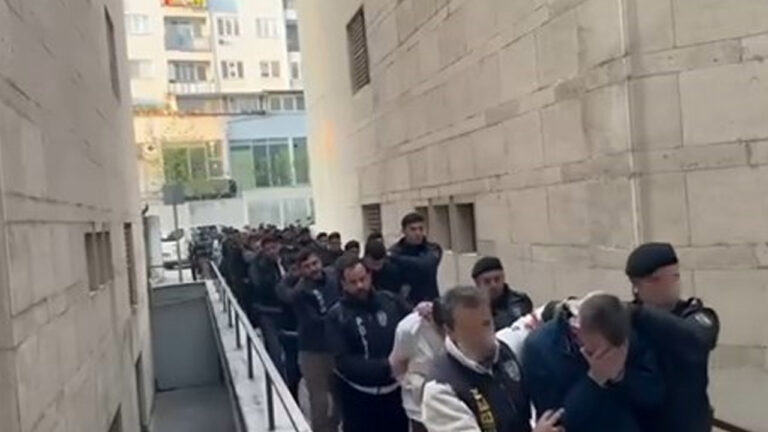 bursada-yasa-disi-bahis-cetesi-cokertildi-sebekenin-miyar-liralik-vurgunu-dikkat-cekti-ngfrkRFR